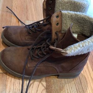 Basic brown boots with fuzzy lining on top